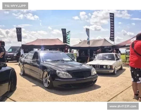 以前它可是大哥们的座驾，蝴蝶奔W220改装